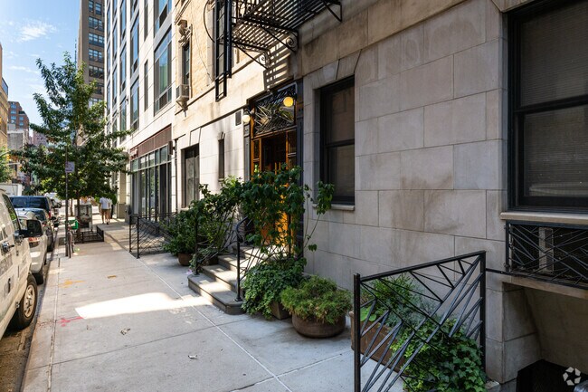 Building Photo - 57 Thompson St