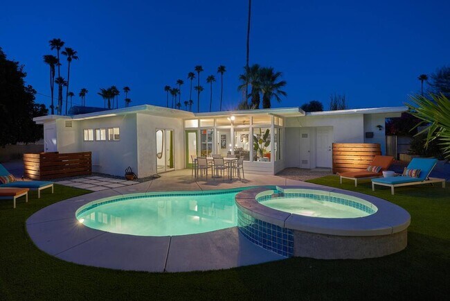 Building Photo - Luxurious 3-Bed, 3-Bath Oasis in Deepwell ...