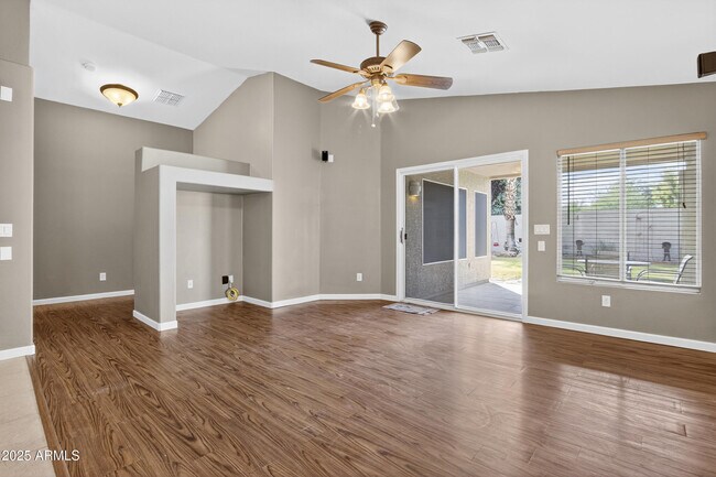 Foto del edificio - 15481 W Mauna Loa Ln