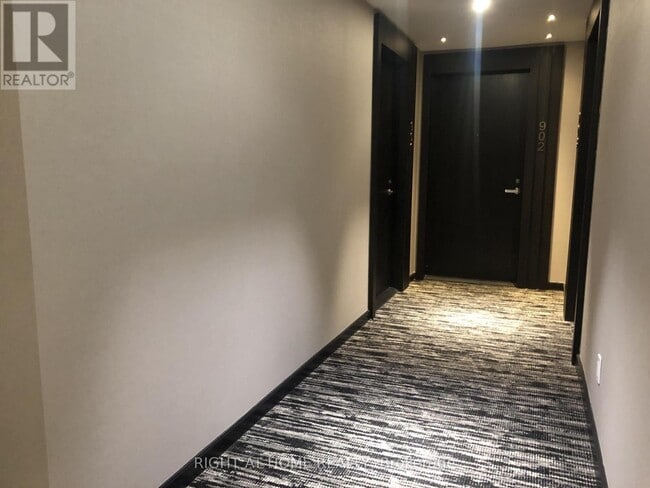 Building Photo - 501 Yonge St