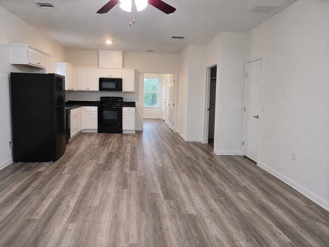 Building Photo - 4/2/2-AVAILABLE OCTOBER