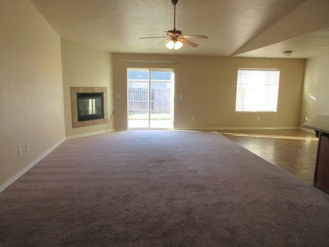 Building Photo - **Pending Application** 3 bedroom, 2 bathr...