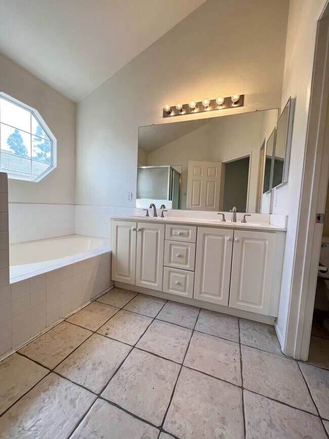 Building Photo - Large Townhome - 3 Bed/ 3 Bath with 2 car garage in Carmel Valley!