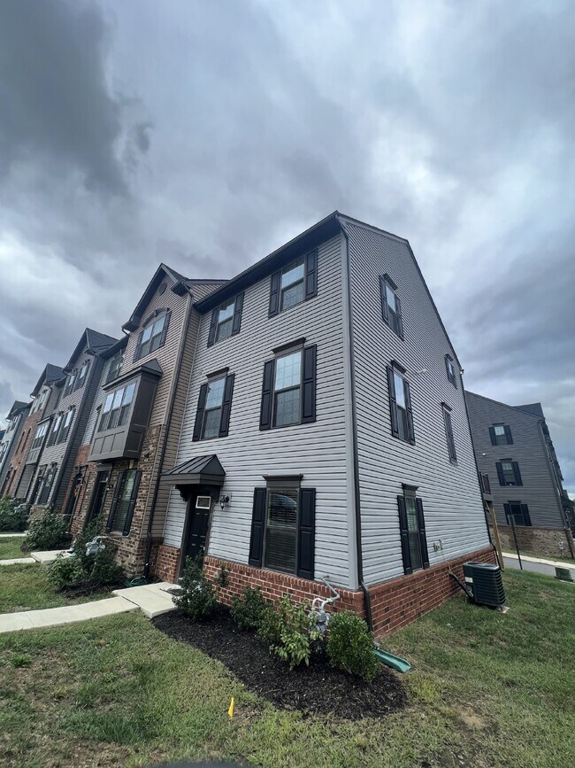 Building Photo - Exceptional 3-Level Corner Unit Townhome w...