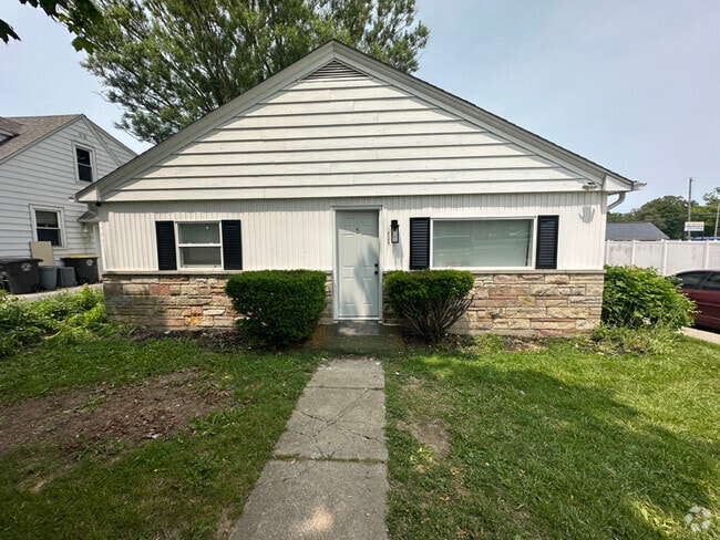 Building Photo - 2406 Waynewood Dr