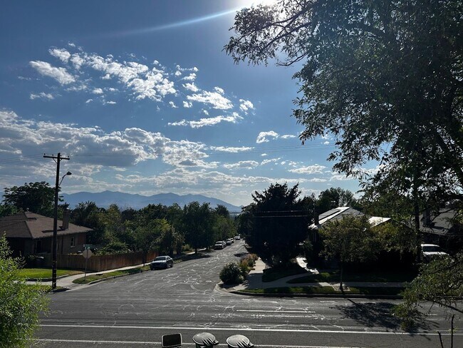 Foto del edificio - Newly Painted 2-Bedroom Apartment in SLC!