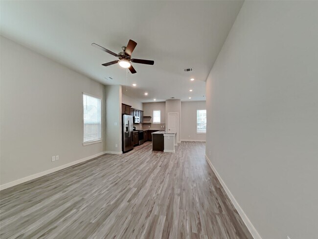 Building Photo - 9835 Willow Creek Commerce Dr