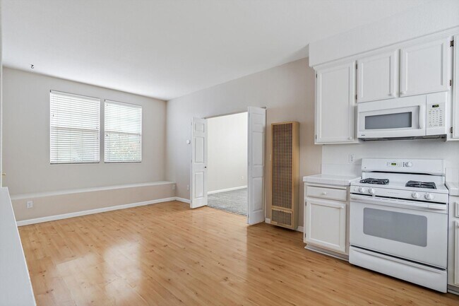 Building Photo - Beautiful, light and bright Upstairs grann...