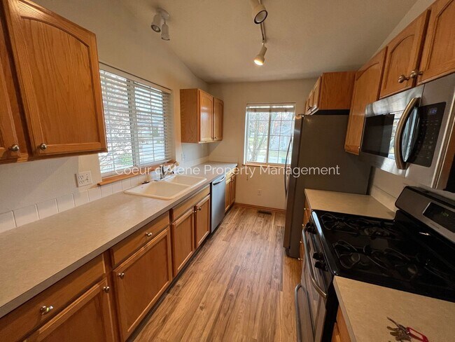 Foto del edificio - 2 bed townhouse in gated community w/ River access!