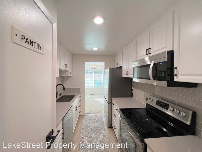 Building Photo - 2 br, 2 bath House - 9905 NE 124th St. #701