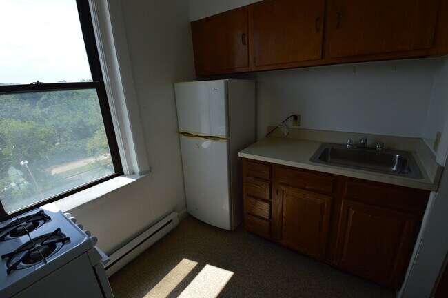 Building Photo - 81 Park Dr