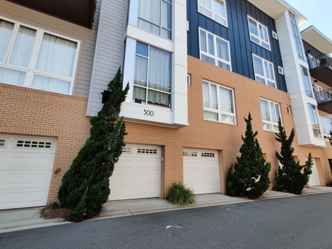 Primary Photo - 2 Bedroom Unit in SouthEnd!!