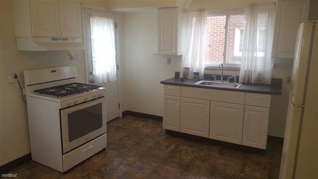 Building Photo - 2 br, 1 bath  - 334 E Pike St