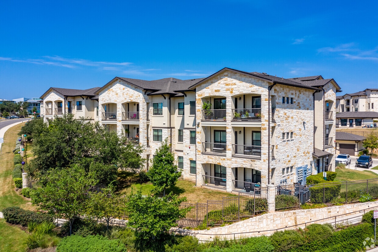 Agora Stone Oak Apartments in San Antonio, TX