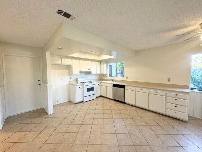 Foto del edificio - AVAILABLE NOW!!! 3 Bedroom 2 Bathroom Home...