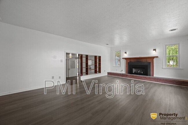 Building Photo - 9 Pine Ln