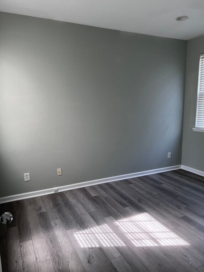 Building Photo - Large, Refreshed Shadow Lakes Home