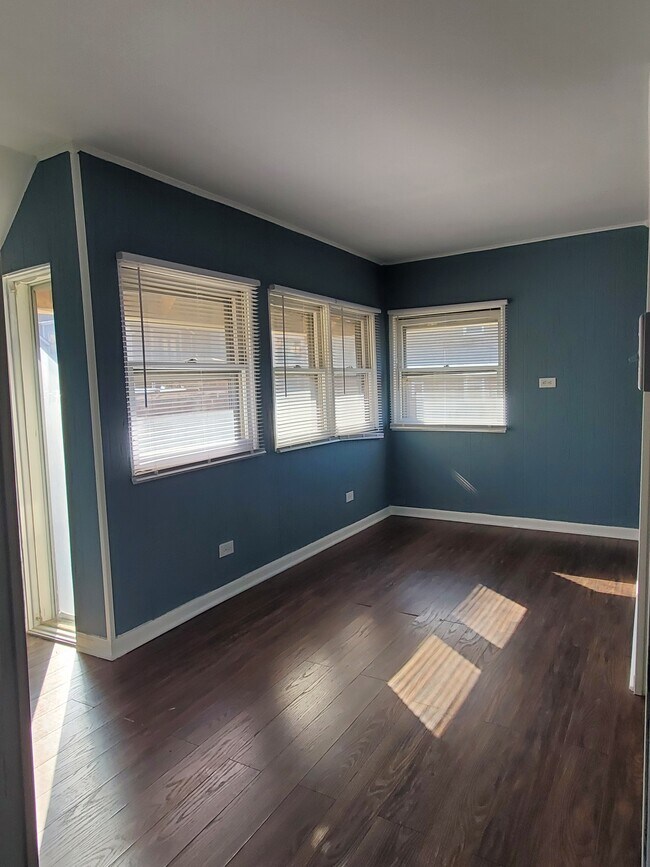 Fotografía del edificio - 834 N Greenview Ave