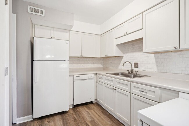 Foto del edificio - **PENDING APPLICATION** Beautiful end unit...