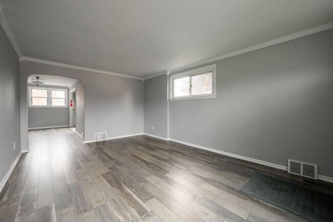 Foto del edificio - End row home! Stainless appliances, Laminate flrs., New Carpet, Central A/C, Garage, two (2) car ...