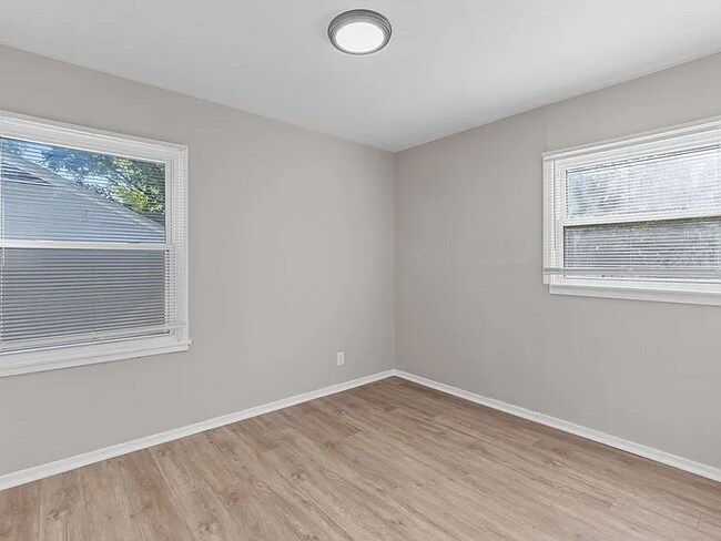 Foto del edificio - 332 Cameron Rd