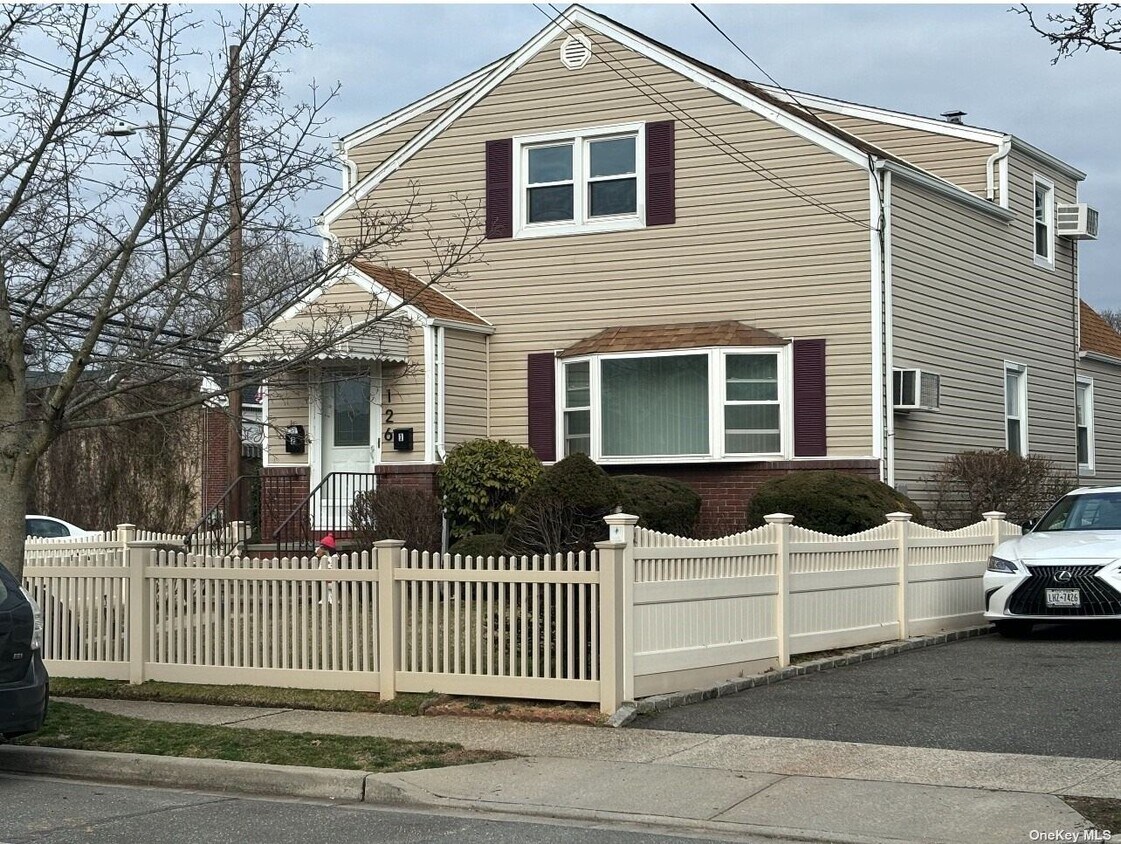 126 Chestnut St, Lynbrook, NY 11563 Townhome Rentals in Lynbrook NY