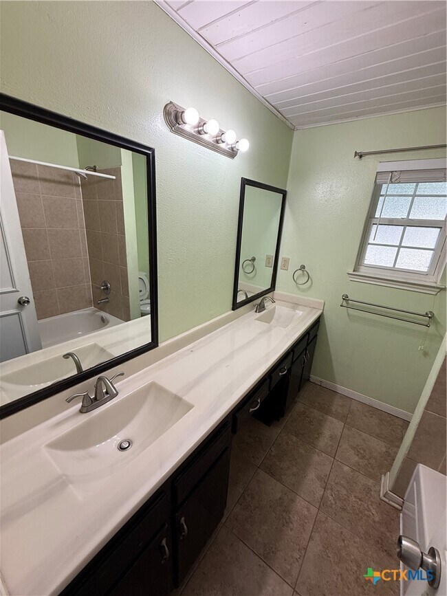 Foto del edificio - 2401 Ridglea Ct