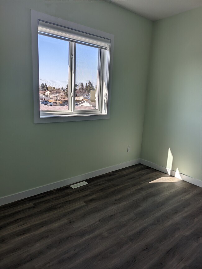 Building Photo - 15805 100A Av NW
