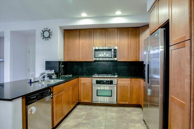 Building Photo - 305 Bautista Pl