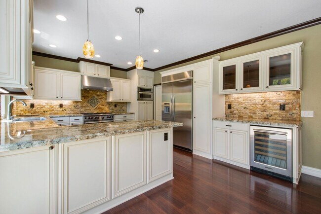 Foto del edificio - Beautiful Two-Story Pool Home 4BR 3BA Plus Bonus RM Solar Panels 2 Car Garage in Gated Tustin Com...