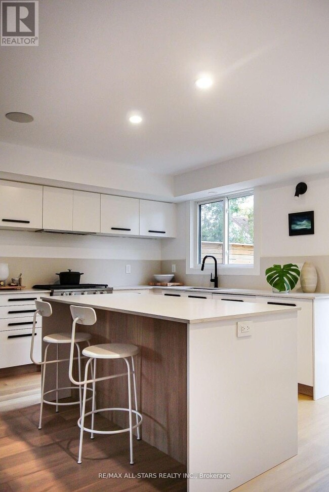 Photo du bâtiment - 6032 Main St