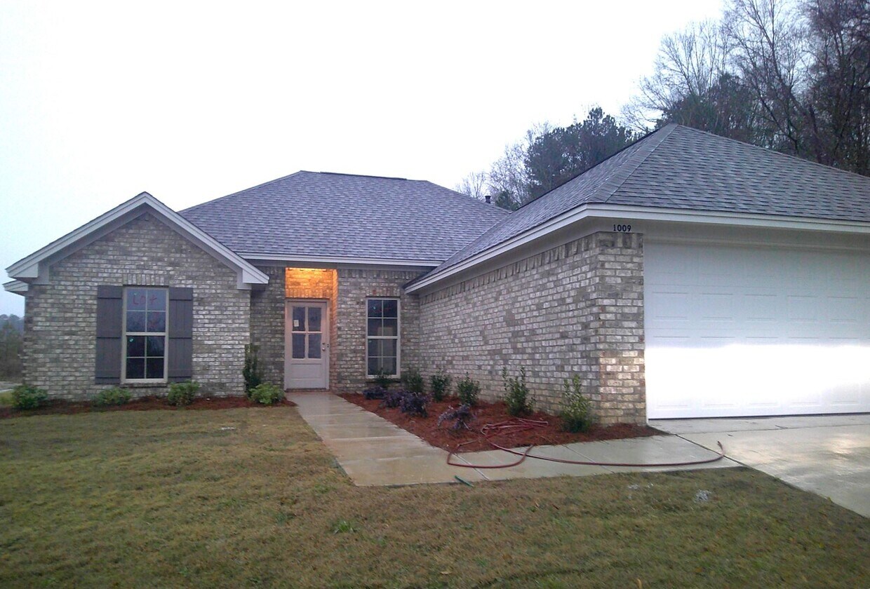 Primary Photo - ****JUST REDUCED PLUS ½ OFF 1ST MONTHS REN...