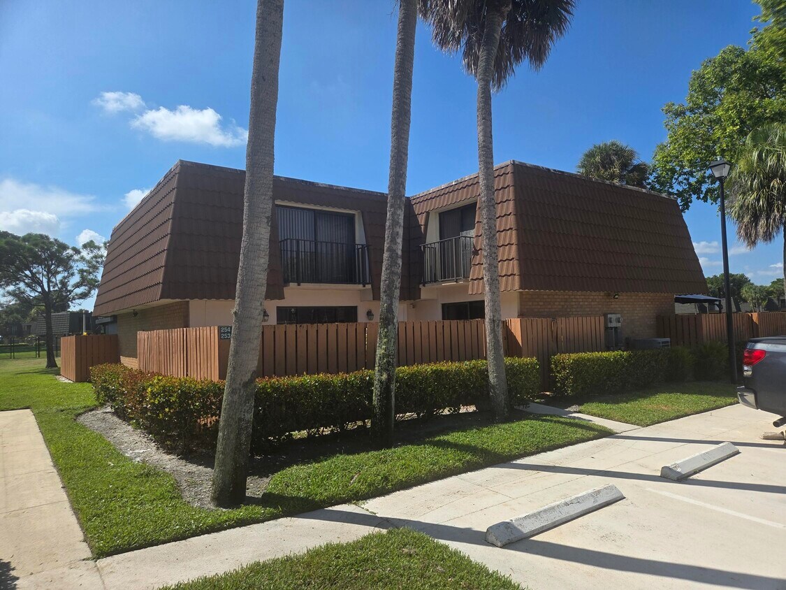 Primary Photo - 253 Charter Way
