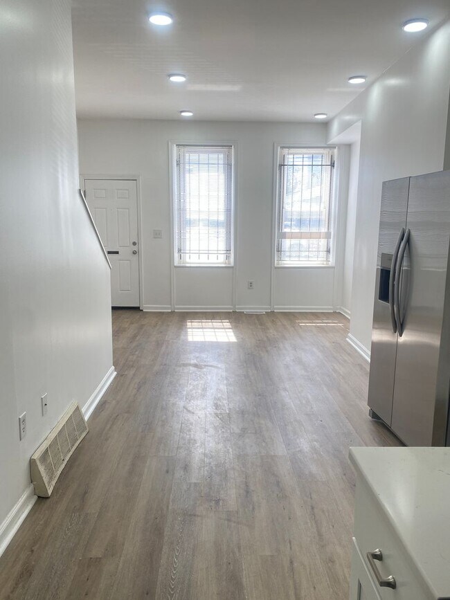 Building Photo - Updated 6-Bedroom/3-Bathroom Townhouse Near Temple University! Available NOW!