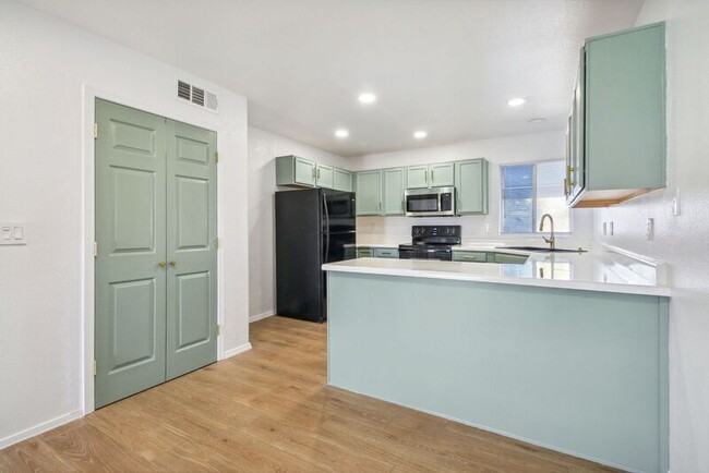 Building Photo - 220 N 22nd Pl