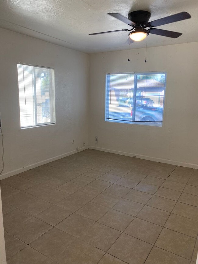 Building Photo - 1 bedroom 1 bath Duplex Located in Merced!!