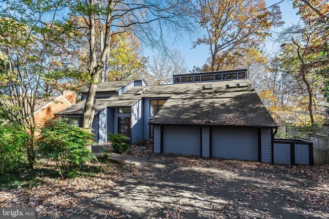 Building Photo - 2024 Upper Lake Dr