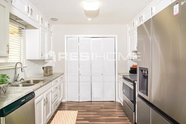 Building Photo - 2212 Cecille Dr SW