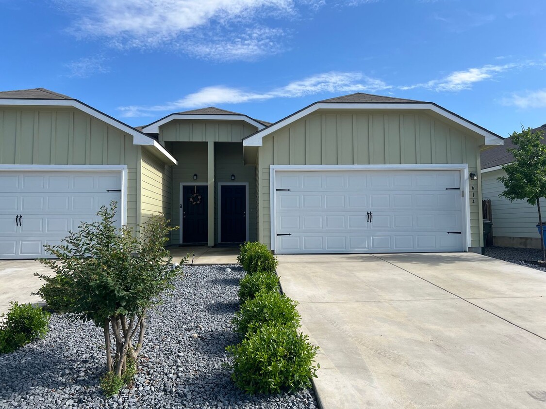 Foto principal - Luxury 3/2 Duplex in Seguin, Texas