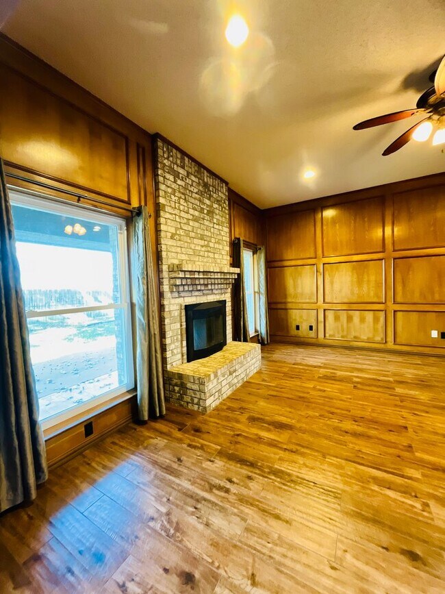 Foto del edificio - Coming Soon! Fireplace - Storage - Large backyard