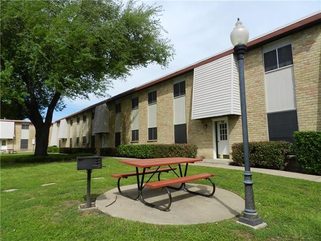 Foto del edificio - 901 WOODED Acres Dr