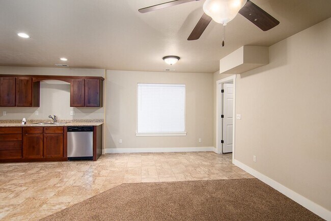 Foto del edificio - Beautiful 3-Bed, 2-bath Townhome In Pleasa...