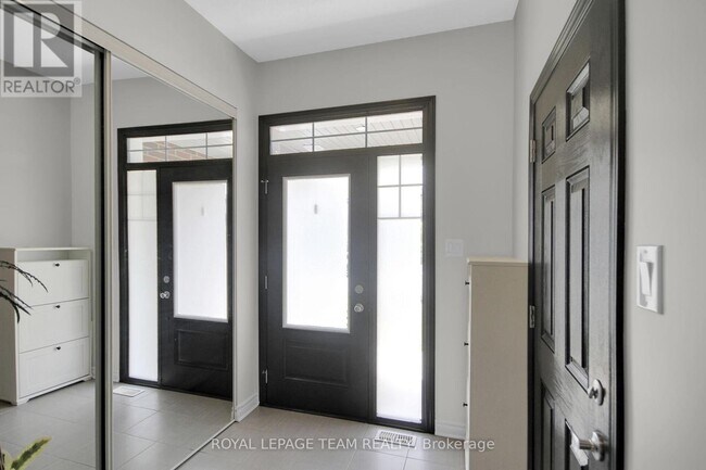 Building Photo - 655 Lauraleaf Cres