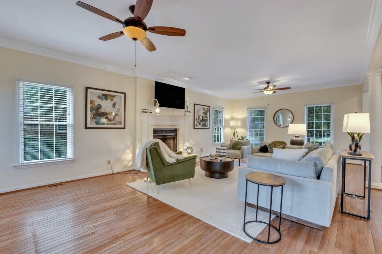 Primary Photo - 109 E Point Dr