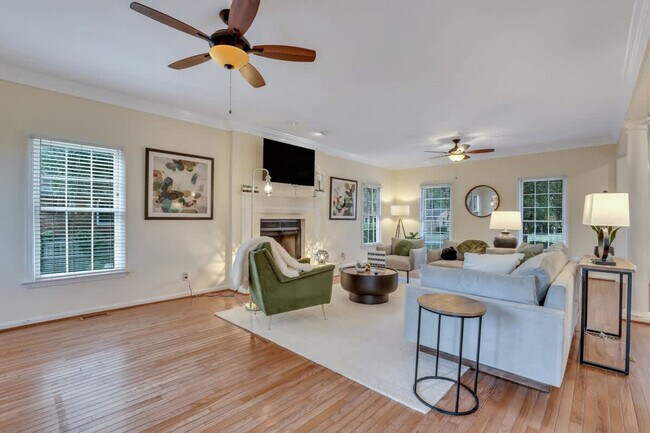 Building Photo - 109 E Point Dr