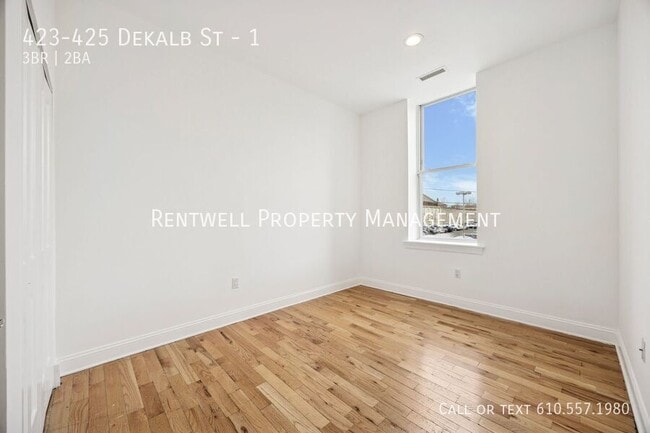 Foto del edificio - 423-425 Dekalb St-1