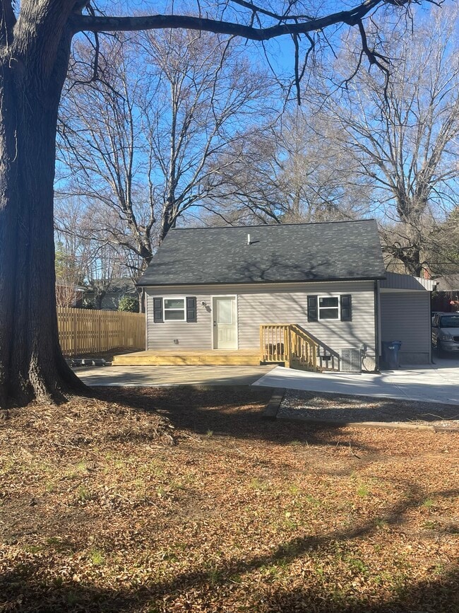 Building Photo - 916 9th St NE