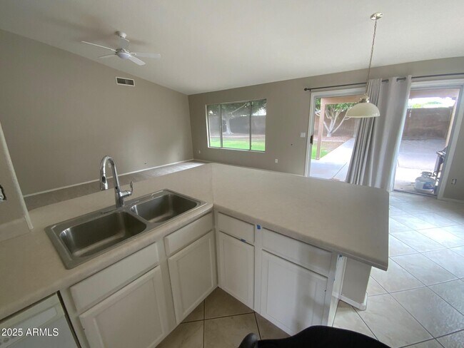 Foto del edificio - 6337 E Rochelle St