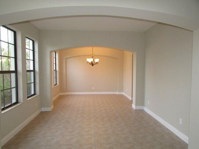 Building Photo - 5 Bedroom, 3 Bath Pool Home with over 3600...