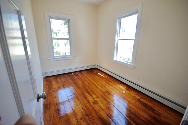 Building Photo - 154 Bennington St